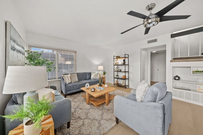 Building Photo - Exceptional 4 bedroom, 3 baths + loft, 2 s...