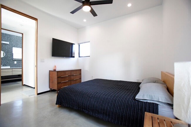 Building Photo - 6345 Babcock Ave