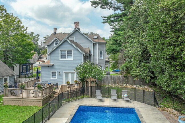 Building Photo - 139 W 4th Ave