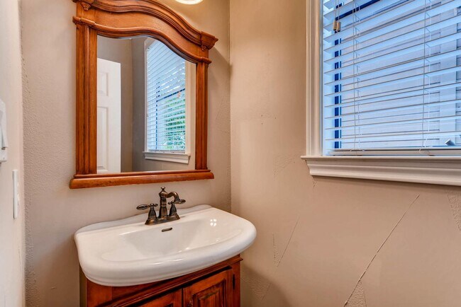 Building Photo - 906 Juniper St, Austin, Texas 78702