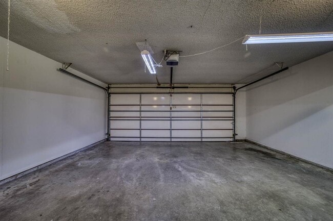 Building Photo - 308 SE Camelot Dr