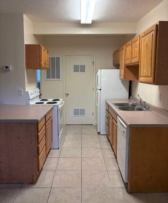 Building Photo - 1 Bedroom Multiplex Near Liberty Park!