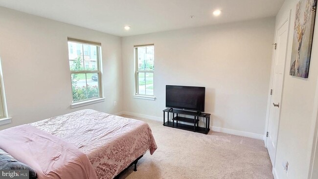 Building Photo - 8667 Shady Pines Dr