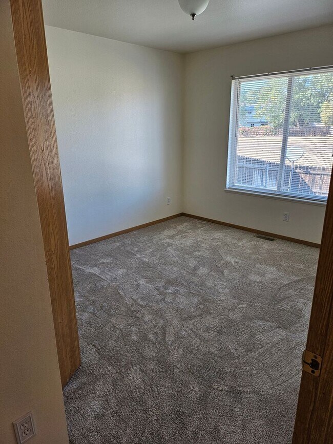 Building Photo - 931 Village Cir