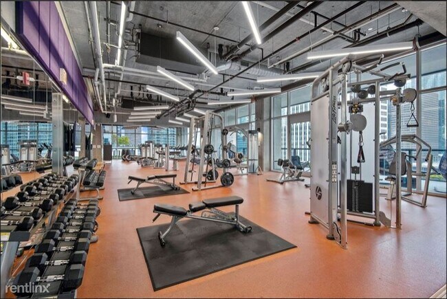 Building Photo - 1 br, 1 bath Apartment - 332 E Illinois St