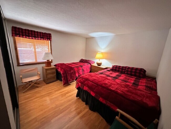 Building Photo - Spacious 4Bd home available for a seasonal lease starting 4/15/26!! Call me today.