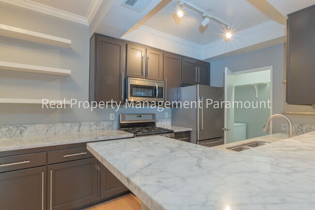 Building Photo - Don't miss out! 2 Bed 2 bath ready to go!