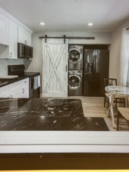 Building Photo - 9725 Alsobrook Ave