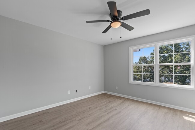 Building Photo - 400 Gallery Ln