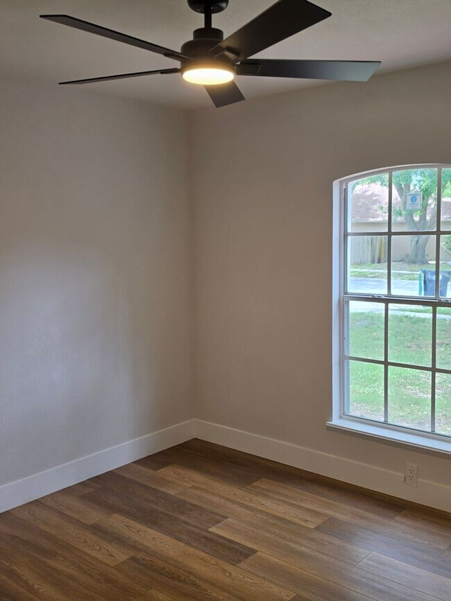 Building Photo - FOR RENT!!! SIMPLY STUNNING (REMODELED) 3 BEDROOM 2 BATH SINGLE FAMILY HOME...