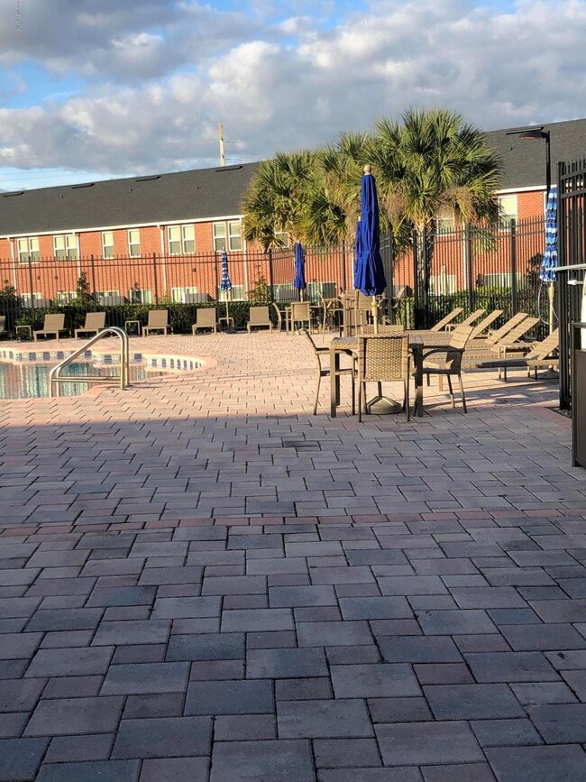 Building Photo - 1521 Fieldview Dr