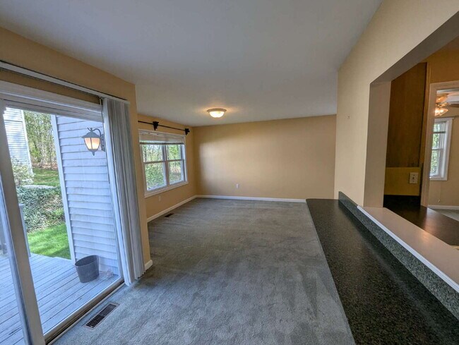 Building Photo - Immaculate End Unit in Desirable Weatherst...