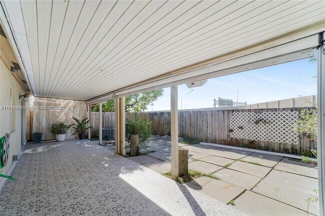 Building Photo - 318 NW 114th Ave
