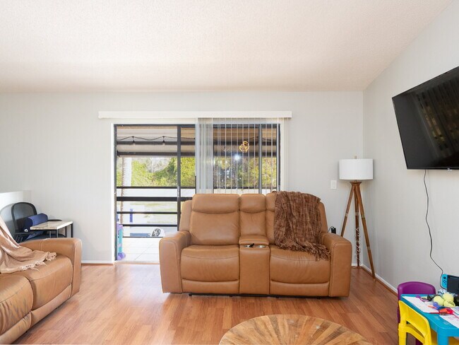 Building Photo - "Discover Serenity: Spacious 2-Bed, 2-Bath Condo in Vibrant Sarasota!"