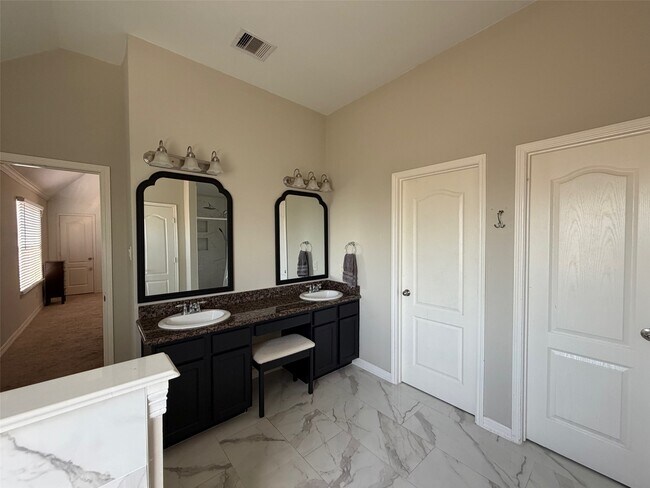 Building Photo - 6222 Skyline Dr