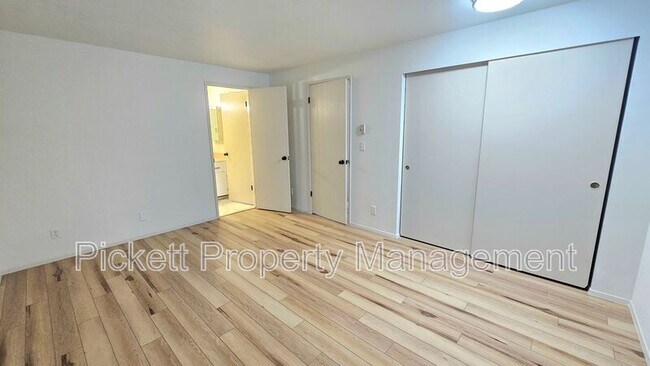 Building Photo - 6449 Lewis NE Dr