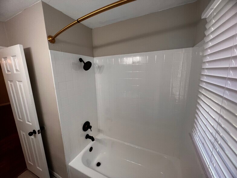 Building Photo - 1321 N 2nd Ave