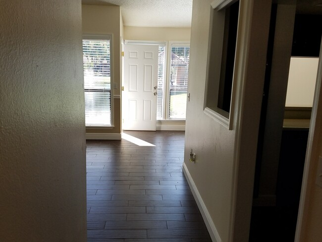 Building Photo - Amazing Remodeled Lake View Condo x Rent @...