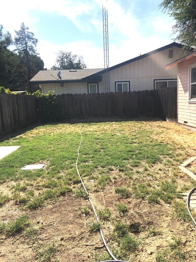 Building Photo - Charming home in center of town