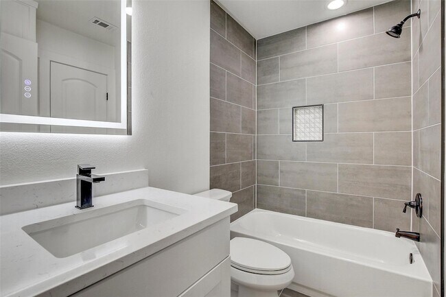 Building Photo - 1402 Valleyridge Cir