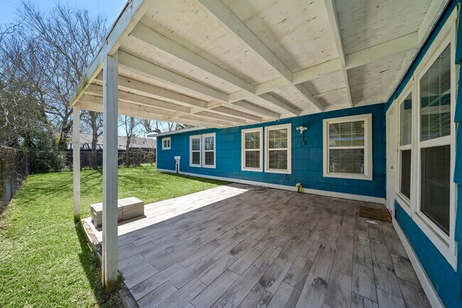 Building Photo - 105 Pompano Ave