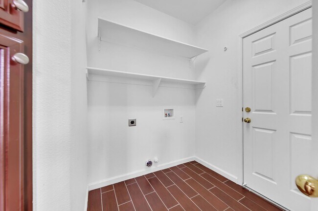 Building Photo - Inviting 3-Bed, 2-Bath Home in Gated Commu...