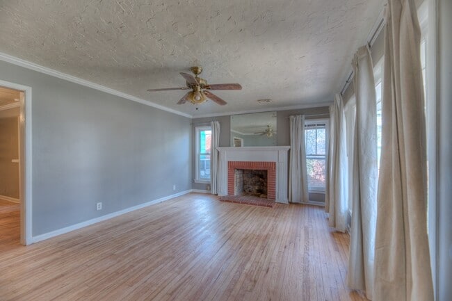 Building Photo - 544 S Oswego Ave