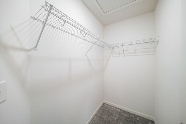 Building Photo - 356 S Pointe Ave