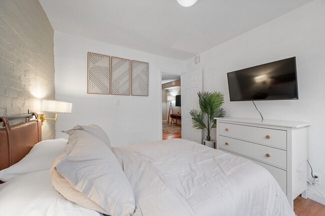 Building Photo - 309 W 28th St