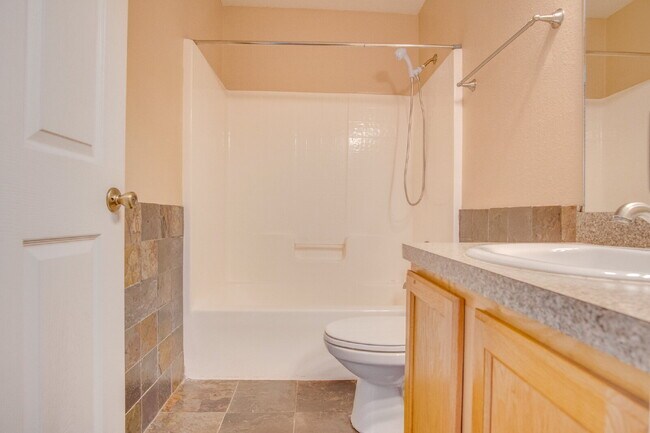 Building Photo - Spacious 3BR with Sunroom & Eat-In Kitchen – Holsberry Estates