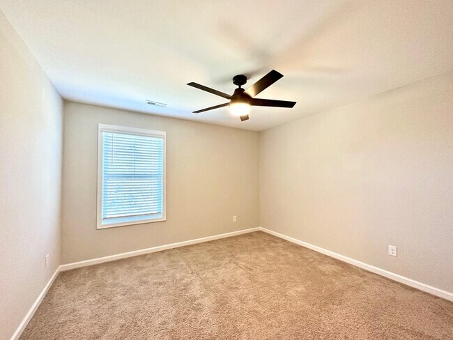 Building Photo - Beautiful 4 bedroom, 3 bath townhome end u...