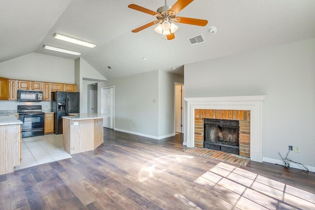 Building Photo - Open Floorplan with 3 Bed, 2 Bath Home in Established Neighborhood- Fort Worth- 76120