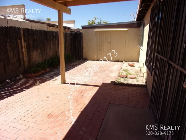 Building Photo - 702 S Pantano Rd