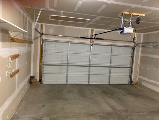 Building Photo - 4 BEDROOM 3 1/2 BATHROOM HOUSE FOR LEASE I...