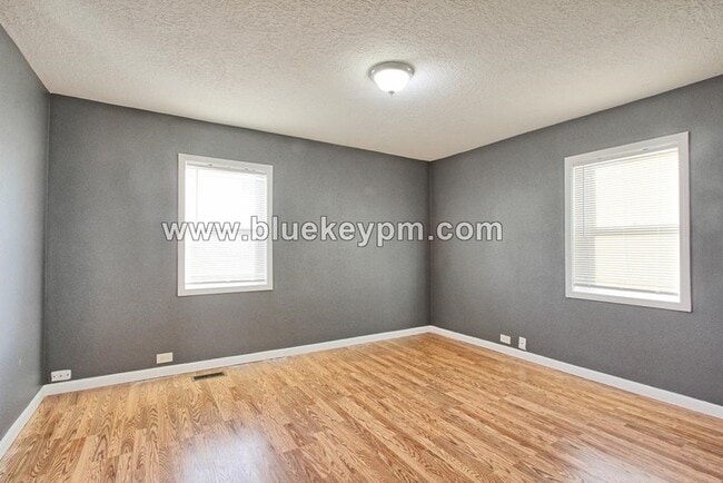 Building Photo - 3 Bed, 1.5 Bath Home with Large Yard and Parking Area in SE Portland