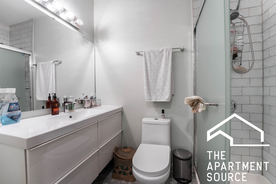 Building Photo - 2651 W Armitage Ave