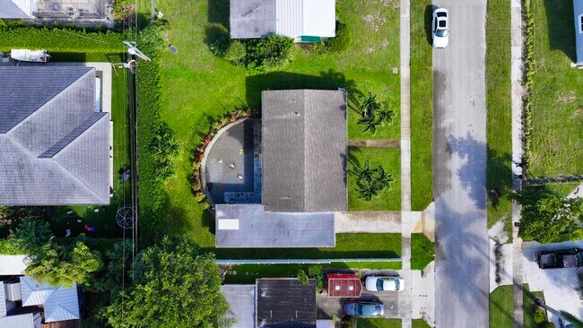 Building Photo - 1615 Crest Dr