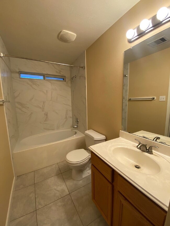 Building Photo - Spacious 4Bed, 2.5 Bath plus Bonus Room, 2-story home in the desirable Remington Grove community!
