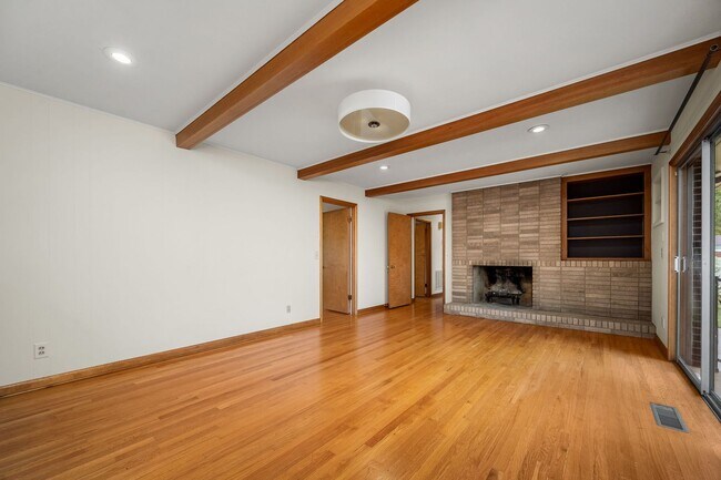 Building Photo - 902 Whitehall Rd