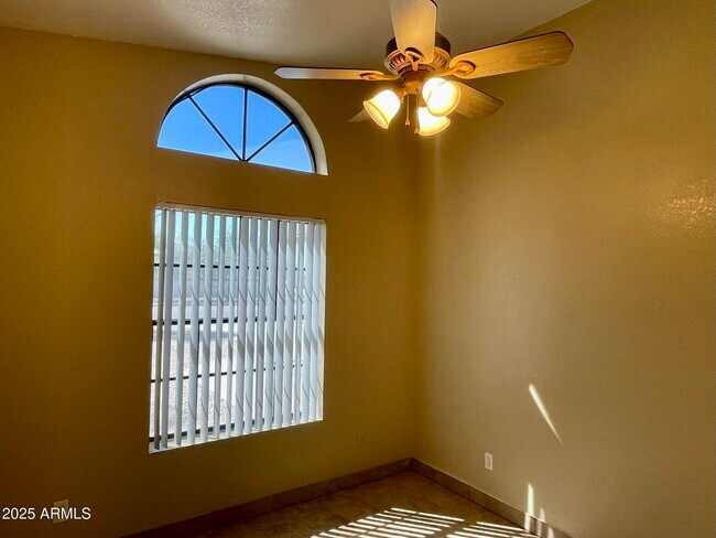 Building Photo - 6502 W Paradise Ln