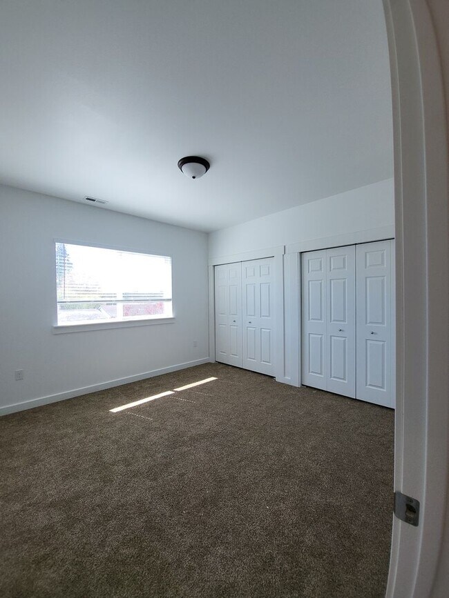 Building Photo - 683 Bryden Ave