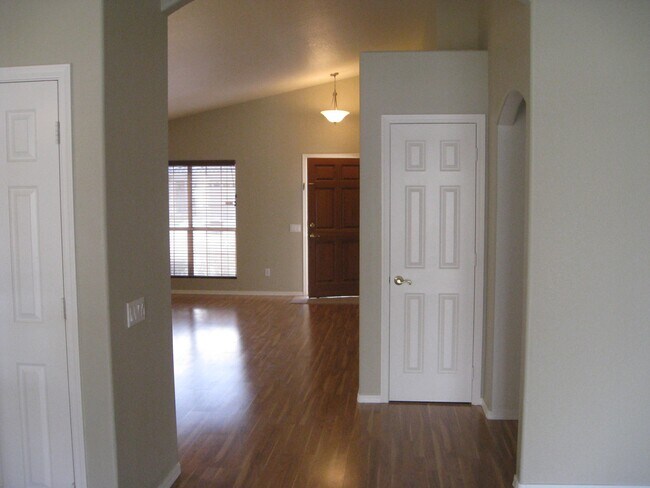 Building Photo - 1562 W Linda Ln