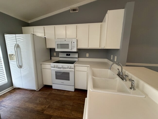 Building Photo - 105 Shoals Dr