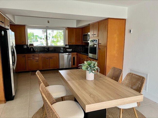 Building Photo - 556 SE 15th Ave