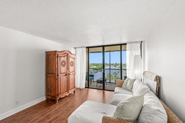 Building Photo - 15 Royal Palm Way