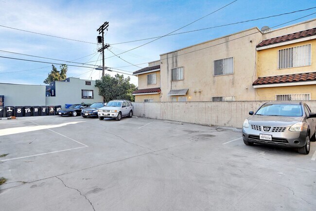 Building Photo - This bright upstairs 2 Bed / 2 Bath apartm...