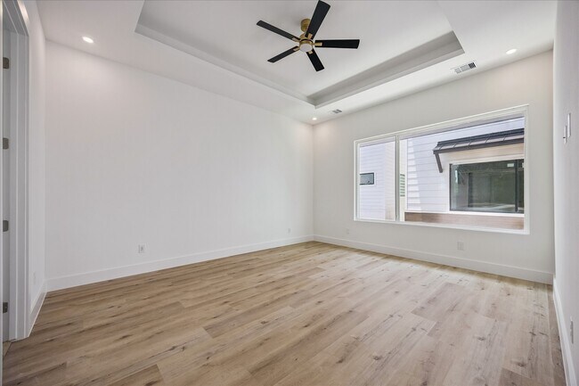 Building Photo - 1032 W 17th St