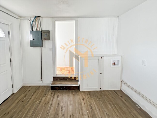 Building Photo - 2 Bed 1 Bath Single Family Home