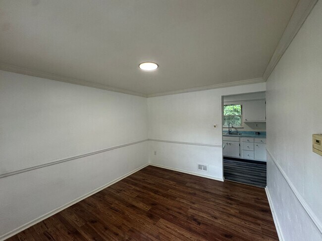 Building Photo - Available NOW! 4 Bed 2 Full Bath House