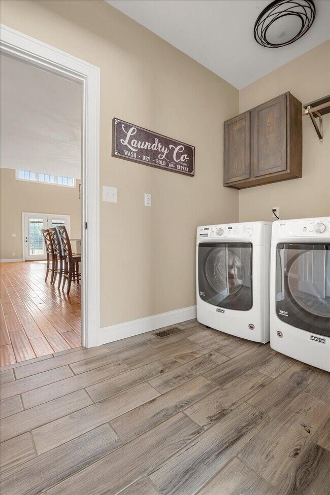 Building Photo - 200 Crooked Creek Dr